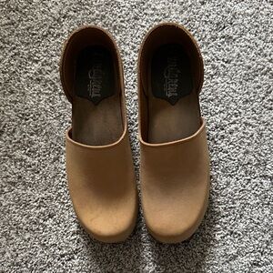 Sandgrens Clogs in Dexter Tan